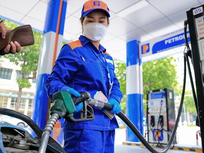 Giá bán lẻ xăng tiếp tục tăng
