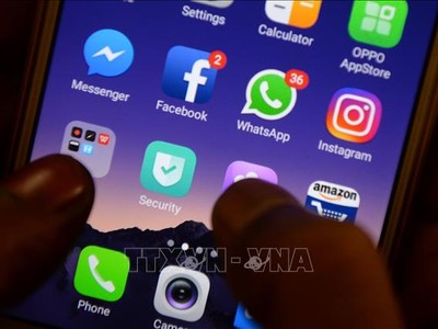 Biểu tượng Facebook, Instagram, Whatsapp trên một màn hình điện thoại. Ảnh minh họa: AFP/TTXVN