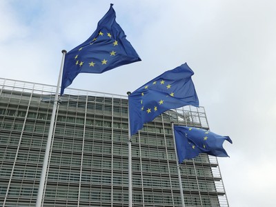 Cờ Liên minh châu Âu tại Brussels, Bỉ. Ảnh: THX/TTXVN