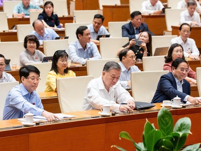 100% các vị đại biểu có mặt bấm nút tán thành.