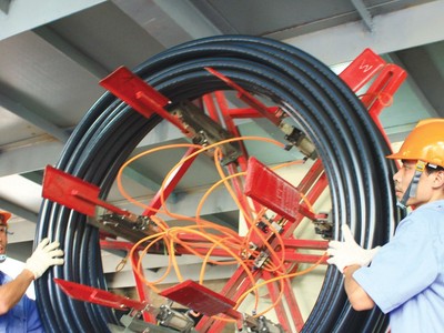 Việc gỡ bỏ triệt để các rào cản, vướng mắc trong hoạt động đầu tư, kinh doanh là điều kiện tiên quyết để huy động nguồn lực từ khu vực tư nhân đóng góp cho mục tiêu tăng trưởng cao và bền vững. Ảnh: Lê Tiên