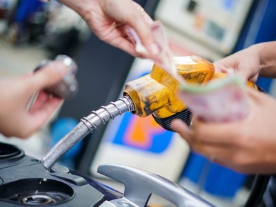 Giá bán lẻ bình quân mặt hàng xăng RON95 giảm hơn 2.000 đồng/lít trong 5 tháng đầu năm 2025.