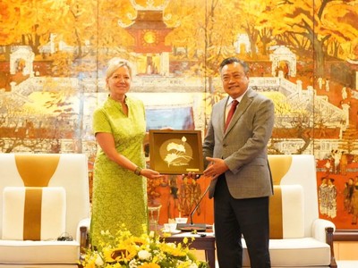 Chủ tịch UBND TP. Hà Nội Trần Sỹ Thanh tặng biểu trưng hoa sen khảm thủ công cho bà Mariam J. Sherman, Giám đốc Quốc gia Ngân hàng Thế giới phụ trách khu vực Việt Nam, Lào và Campuchia. Ảnh: Hoàng Nam