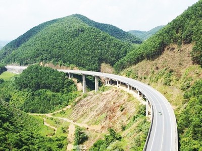 Một đoạn cao tốc Thái Nguyên - Chợ Mới quy mô 2 làn xe.