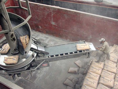 Tình trạng khan hiếm cát, đá, gạch xây dựng tác động đến tiêu thụ xi măng trong nước thời gian gần đây Ảnh: Đức Thanh