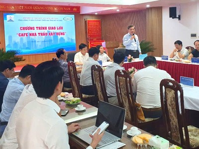 Ông Lê Quyết Tiến, Cục trưởng Cục Kinh tế - Quản lý đầu tư xây dựng (Bộ Xây dựng) phát biểu với các nhà thầu.