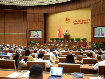 Bộ trưởng Bộ Nội vụ Phạm Thị Thanh Trà báo cáo trước khi Quốc hội bấm nút.