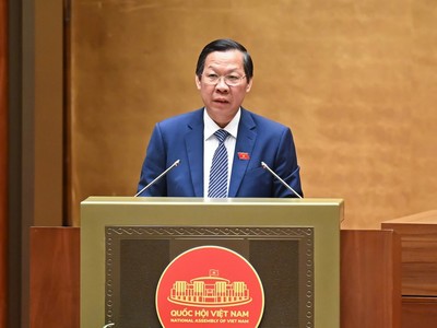 Chủ nhiệm Ủy ban Kinh tế và Tài chính Quốc hội Phan Văn Mãi trình bày báo cáo tại Quốc hội.