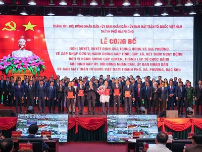 Thủ tướng Chính phủ Phạm Minh Chính trao quyết định, tặng hoa chúc mừng Ban chấp hành Đảng bộ thành phố Hải Phòng sau hợp nhất.