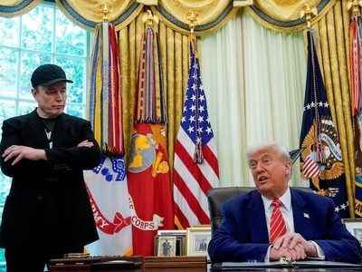 Tổng thống Mỹ Donald Trump (phải) và tỷ phú Elon Musk tại Nhà Trắng ngày 30/5/2025. Ảnh: REUTERS/TTXVN