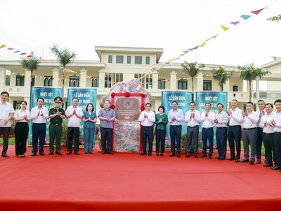 Bộ trưởng Nguyễn Văn Thắng gắn biển Công trình Kỷ niệm 80 năm Truyền thống ngành Tài chính