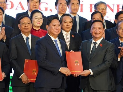 Phó chủ tịch Thường trực Quốc hội Nguyễn Khắc Định trao quyết định cho ông Trần Quốc Nam, Chủ tịch UBND tỉnh Khánh Hòa.