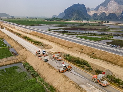 Đầu tư công chính là một trong những chính sách tài khóa quan trọng đã được Việt Nam đẩy mạnh những năm gần đây. Ảnh: Dũng Minh