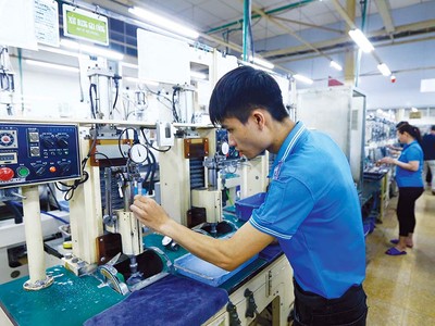Cơ hội từ chính sách đang rất lớn khi hàng loạt quyết sách quan trọng, liên quan trực tiếp tới hoạt động sản xuất, kinh doanh, đầu tư của doanh nghiệp vừa được Quốc hội thông qua. Trong ảnh: Sản xuất thấu kính chuyên dụng tại Nhà máy R Technical (Hòa Bình) Ảnh: Đức Thanh