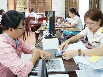 Cán bộ Thuế hướng dẫn người nộp thuế thực hiện thủ tục. (Ảnh tư liệu)