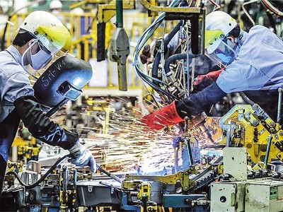 Tổng vốn đầu tư nước ngoài đăng ký vào Việt Nam tính đến ngày 30/6/2025 tăng 32,6% so với cùng kỳ năm trước đã thể hiện sức hút của thị trường Việt Nam đối với nhà đầu tư quốc tế. Trong ảnh: Công nhân thực hiện công đoạn lắp ráp ô tô trong một nhà máy của Toyota tại Việt Nam: Ảnh: Lê Toàn