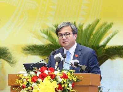 Phó chủ tịch UBND Thành phố Trương Việt Dũng trình bày báo cáo về công tác chỉ đạo, điều hành và kết quả phát triển kinh tế - xã hội 6 tháng đầu năm.