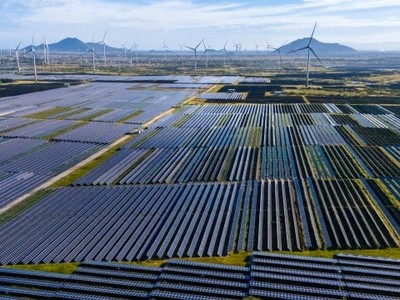 Việt Nam cam kết giảm 15,8% lượng phát thải khí nhà kính vào năm 2030 bằng nguồn lực trong nước, và có thể tăng lên đến 43,5% nếu có sự hỗ trợ quốc tế.