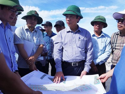 Phó chủ tịch Thường trực UBND tỉnh Quảng Trị Hoàng Nam (thứ tư, trái ảnh) trong một chuyến kiểm tra thực địa dự án. Ảnh: Trường Nhật