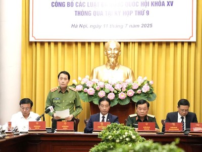 Thứ trưởng Bộ Công an Lê Quốc Hùng giới thiệu nội dung mới của luật - Ảnh: TT