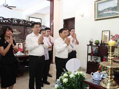 Bộ trưởng Nguyễn Văn Thắng dâng hương cố Thủ tướng Phan Văn Khải, cố Thủ tướng Võ Văn Kiệt 