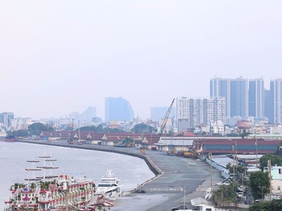 Một khu đất nhà kho rộng 11.000 m2 tại khu cảng Khánh Hội có tiền thuê đất năm 2025 lên tới gần 21 tỷ đồng, do đơn giá thuê đất bị đẩy lên gần 2 triệu đồng/m2. Ảnh: Lê Toàn