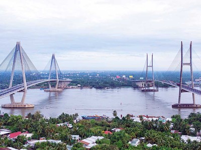 Hàng loạt công trình hạ tầng giao thông trọng điểm được đầu tư xây dựng trên địa bàn tỉnh Vĩnh Long. Trong ảnh: cầu Mỹ Thuận bắc qua sông Tiền