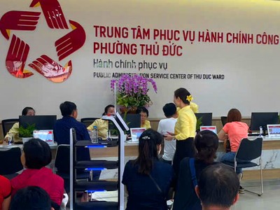 Phường Thủ Đức đưa robot vào phục vụ nước uống cho người dân ngồi chờ làm thủ tục