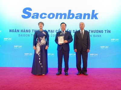 Đại diện Sacombank, ông Đào Nguyên Vũ - Phó Tổng giám đốc nhận giải thưởng Top 50 Doanh nghiệp phát triển bền vững tiêu biểu Việt Nam 2025.