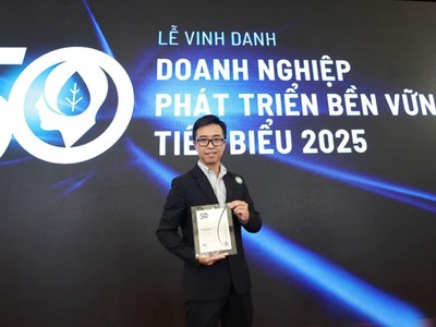 Ông Nguyễn Quốc Huy, Phó Trưởng Phòng Truyền Thông và Thương Hiệu của Imexpharm, đại diện công ty nhận kỷ niệm chương CSA 2025. Ảnh: Imexpharm