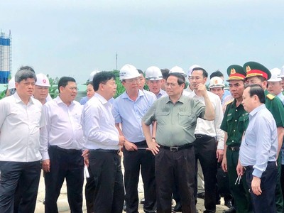 Thủ tướng kiểm tra Dự án thành phần 1 Cao tốc Châu Đốc - Cần Thơ - Sóc Trăng đoạn đầu cao tốc tại An Giang.