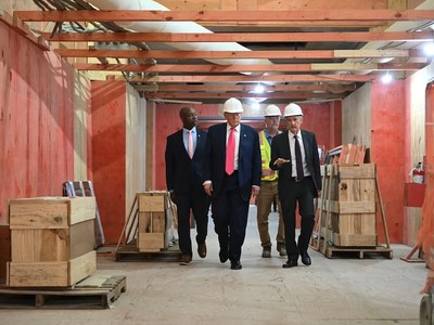 Tổng thống Mỹ Donald Trump đi cùng Chủ tịch Cục Dự trữ Liên bang (Fed) Jerome Powell (bìa phải) khi ông đến thăm trụ sở Fed tại Washington, DC, vào ngày 24/7/2025. Ảnh: AFP