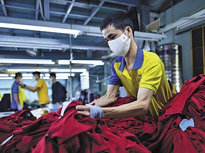Doanh nghiệp dệt may đang phụ thuộc nhiều vào nguồn nguyên phụ liệu nhập khẩu (Ảnh: L.T)