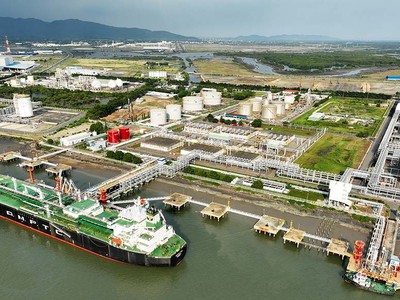 Hiện còn vướng mắc về cơ chế, chính sách trong phát triển điện khí LNG và điện gió ngoài khơi. Trong ảnh: Kho cảng LNG Thị Vải