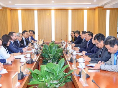 Buổi làm việc giữa Bộ trưởng Bộ Xây dựng Trần Hồng Minh và ngài Iain Frew, Đại sứ Vương quốc Anh tại Việt Nam.