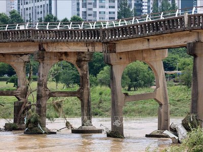 Một cây cầu bị hư hại do mưa lũ tại Gwangju, Hàn Quốc. (Ảnh: Yonhap/TTXVN)