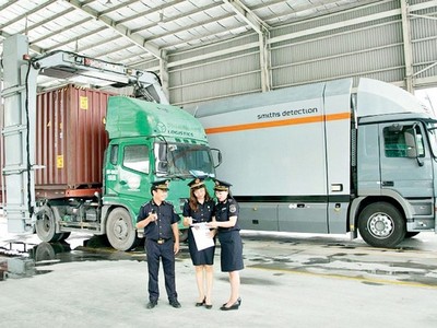 Công chức hải quan giám sát hoạt động xuất nhập khẩu hàng hóa thông qua hệ thống máy soi container. Ảnh: Phi Vũ.