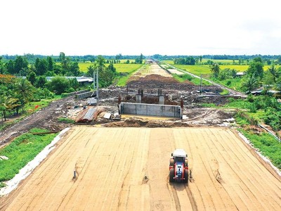 Cao tốc Châu Đốc - Cần Thơ - Sóc Trăng được yêu cầu hoàn thành vào tháng 7/2026. Ảnh: Tiên Giang