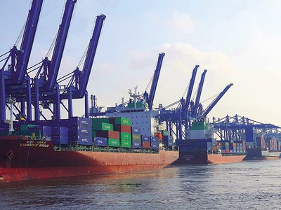 Các khoản đầu tư chiến lược vào hạ tầng không chỉ giúp giảm chi phí logistics nội địa cho doanh nghiệp xuất khẩu, mà còn nâng cao vị thế của Việt Nam như một trung tâm logistics khu vực. Ảnh: Lê Toàn