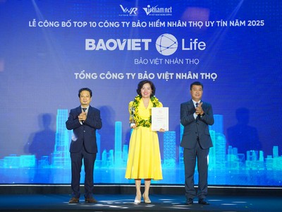 Lãnh đạo Bảo Việt Nhân thọ nhận giải