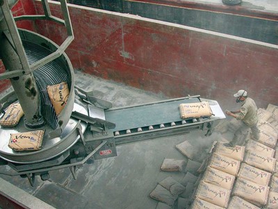 Công suất sản xuất xi măng của Việt Nam đạt 123 triệu tấn/năm, trong khi tiêu thụ trong nước c hỉ 65 - 70 triệu tấn/năm, nên áp lực xuất khẩu rất lớn. Ảnh: Đức Thanh