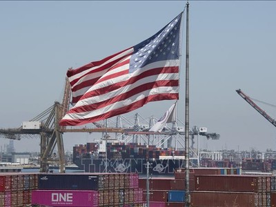 Côngtennơ hàng hóa được xếp tại cảng Long Beach ở California, Mỹ. Ảnh: AFP/TTXVN