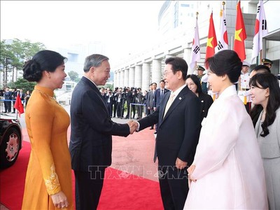 Tổng thống Hàn Quốc Lee Jae Myung và Phu nhân đón Tổng Bí thư và Phu nhân Ngô Phương Ly tại nơi đỗ xe - Ảnh: TTXVN
