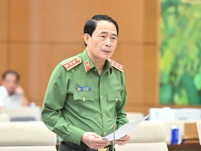 Thứ trưởng Bộ Công an Lê Quốc Hùng trình bày tờ trình dự án luật.