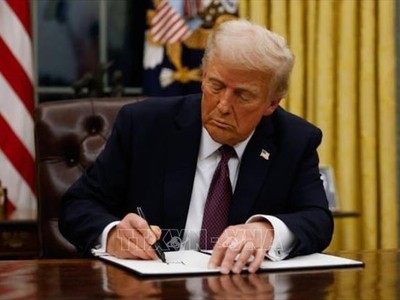 Tổng thống Mỹ Donald Trump ký sắc lệnh tại Nhà Trắng. Ảnh tư liệu: Getty Images/TTXVN