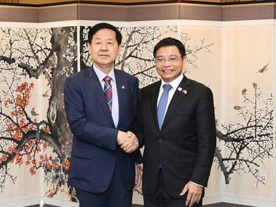 Bộ trưởng Bộ Tài chính Nguyễn Văn Thắng (phải) và ông Koo Yun Cheol. Ảnh: Việt Tuấn