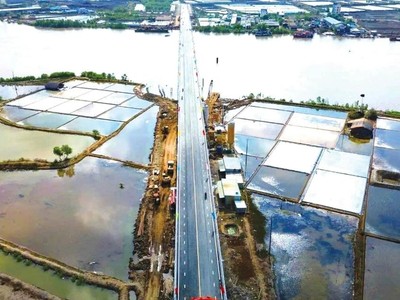 Cầu Gành Hào có tổng mức mức đầu tư 655 tỷ đồng đã được thông xe nhân dịp kỷ niệm 50 năm ngày Giải phóng miền Nam, thống nhất đất nước. Ảnh: Trần An