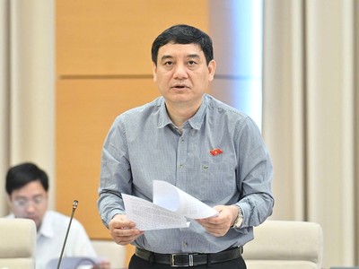 Chủ nhiệm Ủy ban Văn hóa và Xã hội Nguyễn Đắc Vinh trình bày báo cáo thẩm tra sơ bộ.