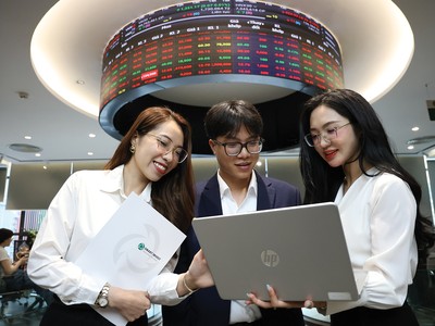 Cổ phiếu của các ngân hàng, công ty chứng khoán được “đồn đoán” trong danh sách thí điểm vận hành sàn tiền số vừa có nhịp tăng rất tích cực