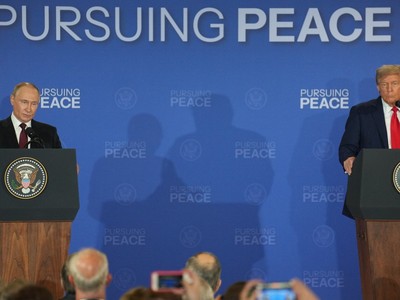 Tổng thống Mỹ Donald Trump (phải) và Tổng thống Nga Vladimir Putin trong cuộc họp báo chung tại Căn cứ Elmendorf-Richardson ở Anchorage, bang Alaska (Mỹ) ngày 15/8/2025. Ảnh: THX/TTXVN